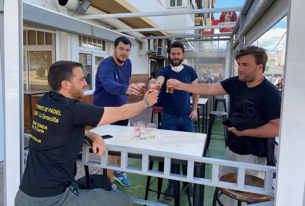 Un grupo de jóvenes celebra el inicio de la desescalada en una terraza de Ronda.