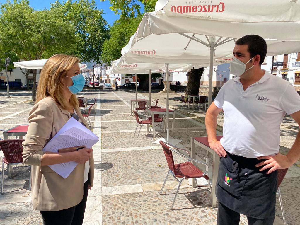 La concejal de Ocupación de Vía Pública en una de las terrazas abiertas en Ronda.