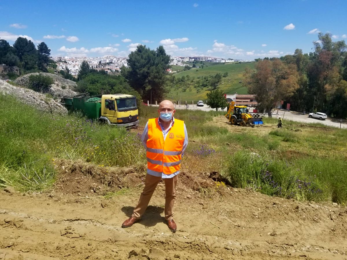 El concejal delegado de Urbanismo en los terrenos dle nuevo parking.