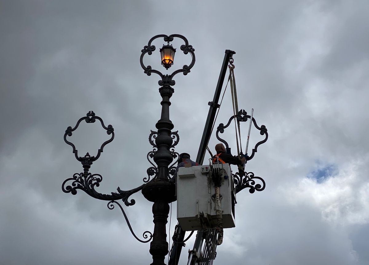 El Ayuntamiento restaura la centenaria farola de la céntrica Plaza de Carmen de Abela