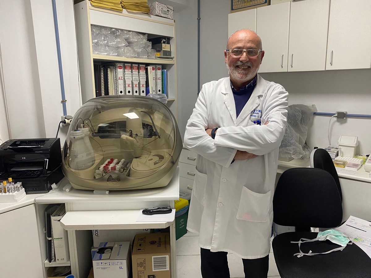 Antonio Sánchez Martín, especialista en análisis clínicos y farmacéutico, en su laboratorio de Ronda.