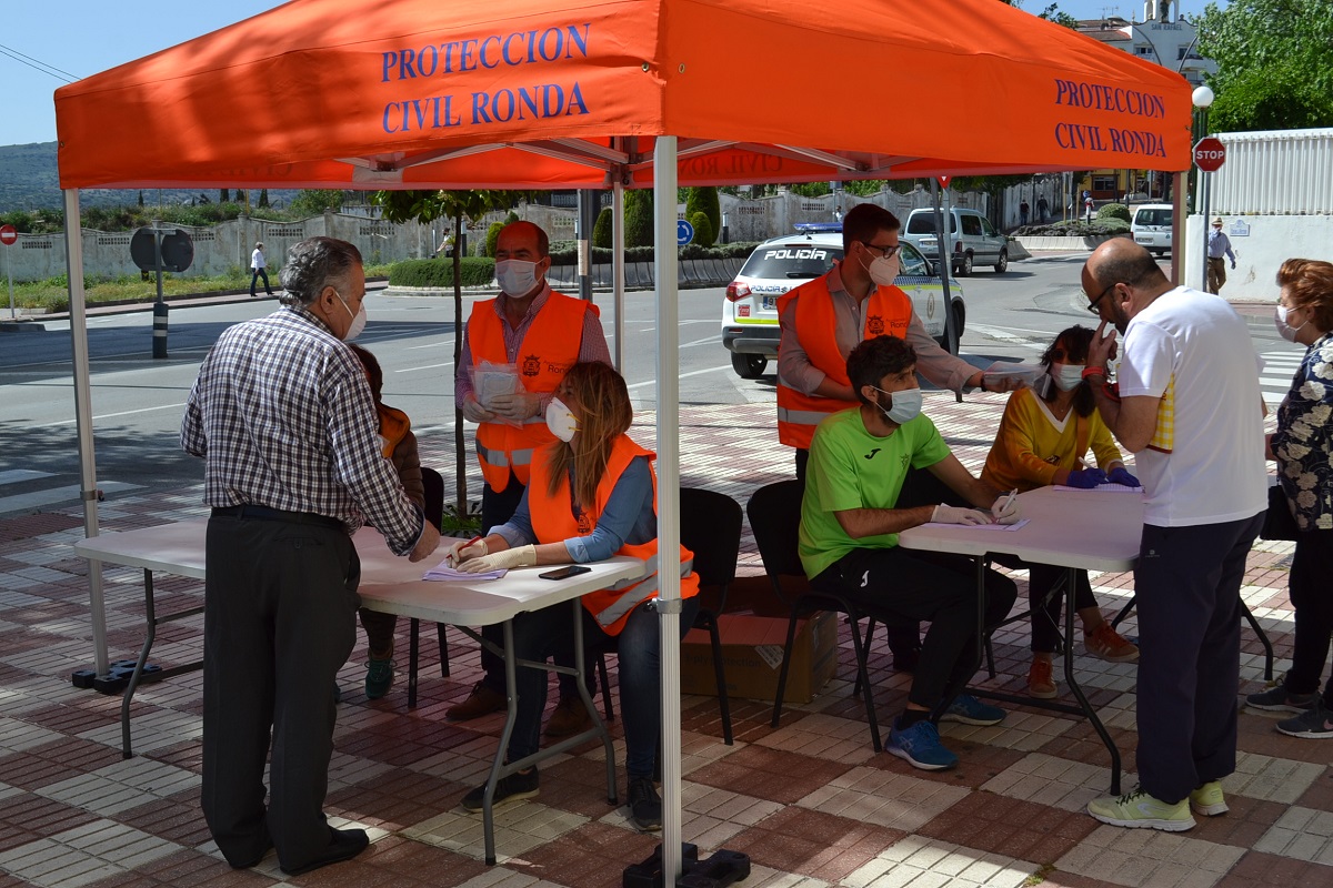 El reparto municipal de mascarillas se ha ampliado hoy a otros barrios de Ronda.