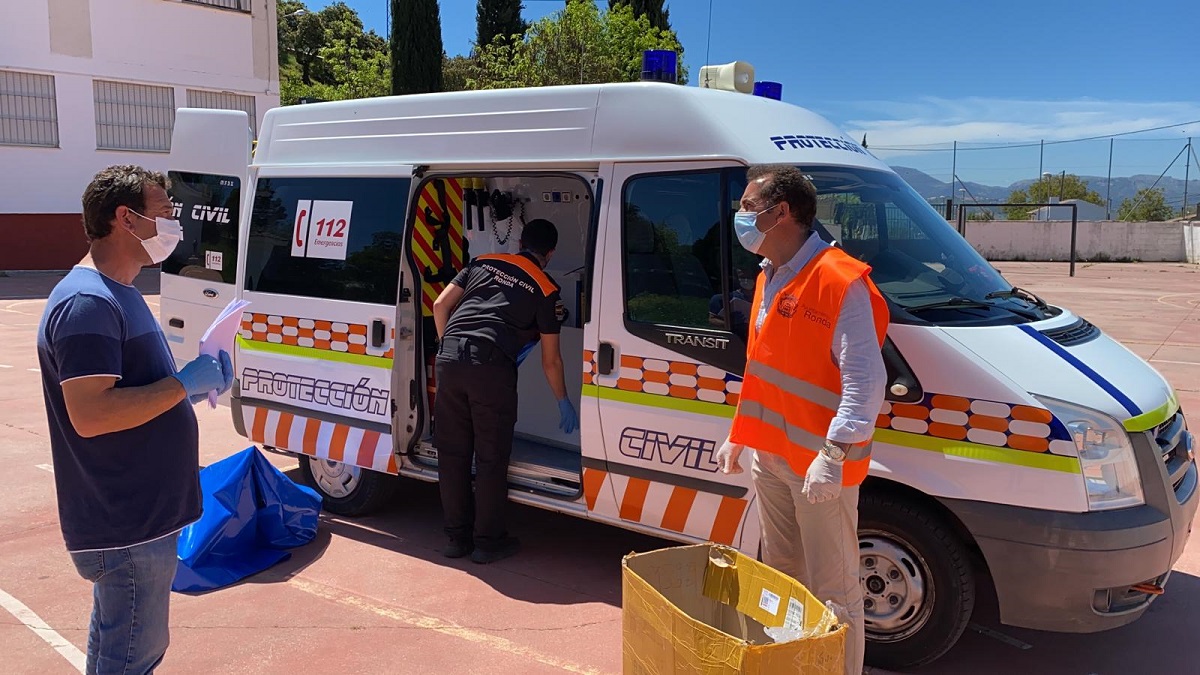 Las mascarillas se han repartido este sábado en las pedanías de La Cimada y Los Prados.