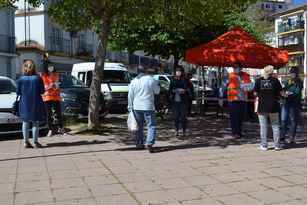 Uno de los puntos de reparto de mascarillas ha estado en la plaza de la Esperanza.