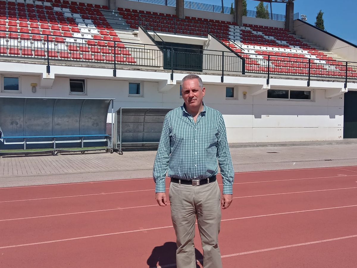 El concejal de Deportes en las instalaciones de la ciudad deportiva de Ronda.