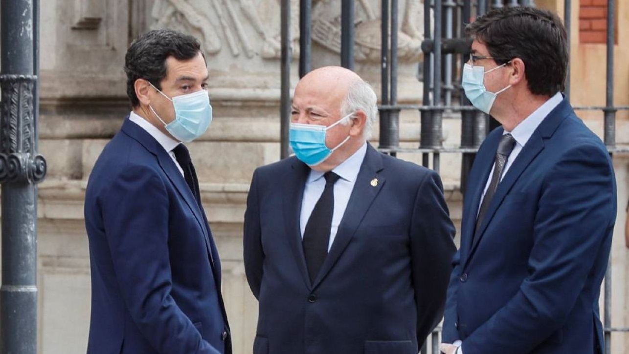 El presidente, junto al vicepresidente y el consejero de Salud de la Junta de Andalucía.