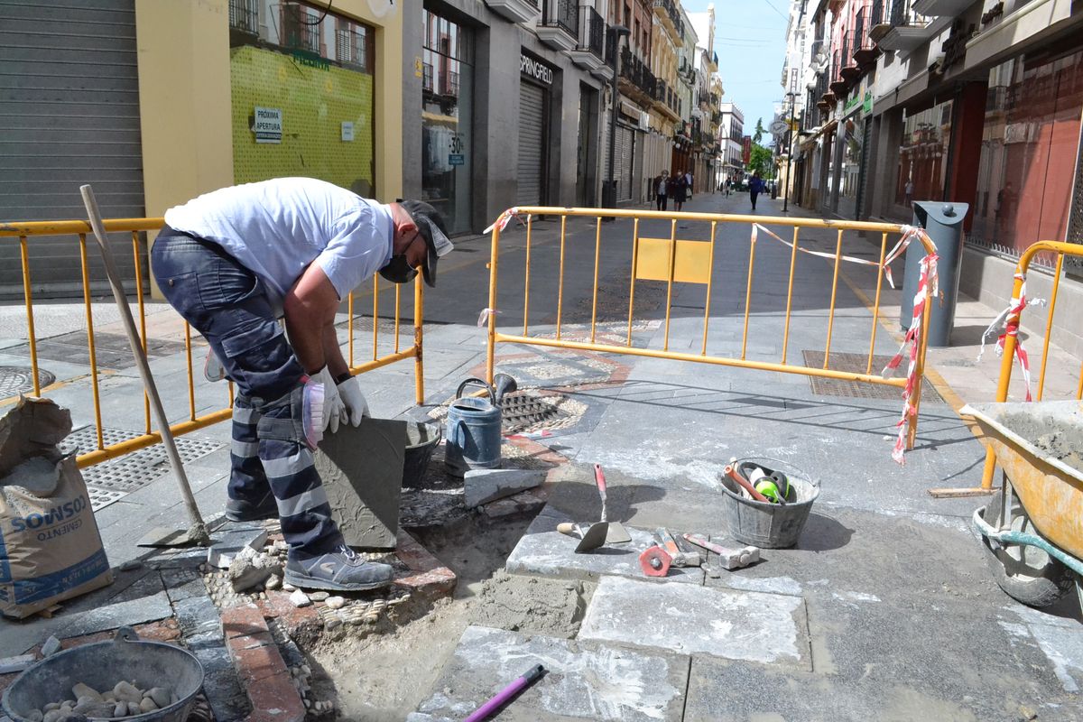 La brigada municipal de Obras está realizando mejoras en carrera Espinel.