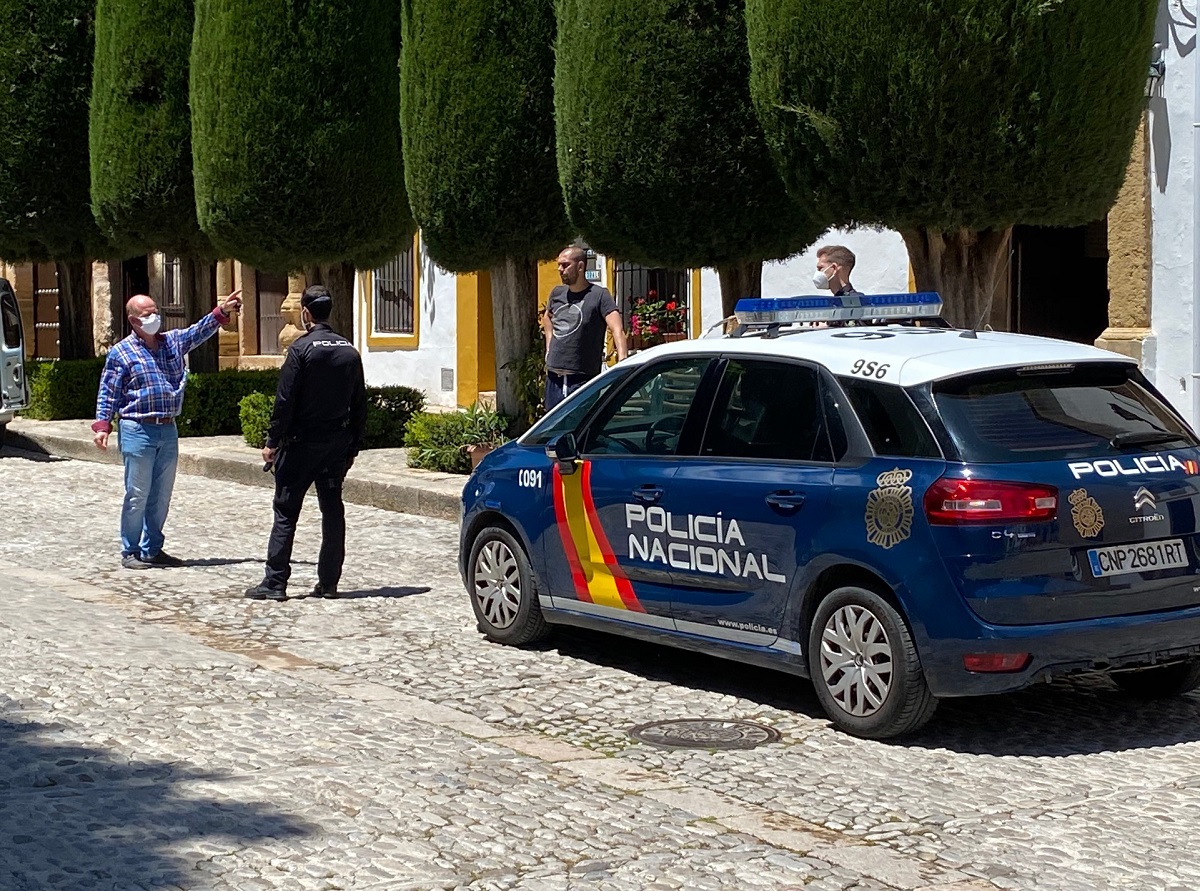 Policías nacionales en uno de los habituales controles de movimiento de ciudadanos.