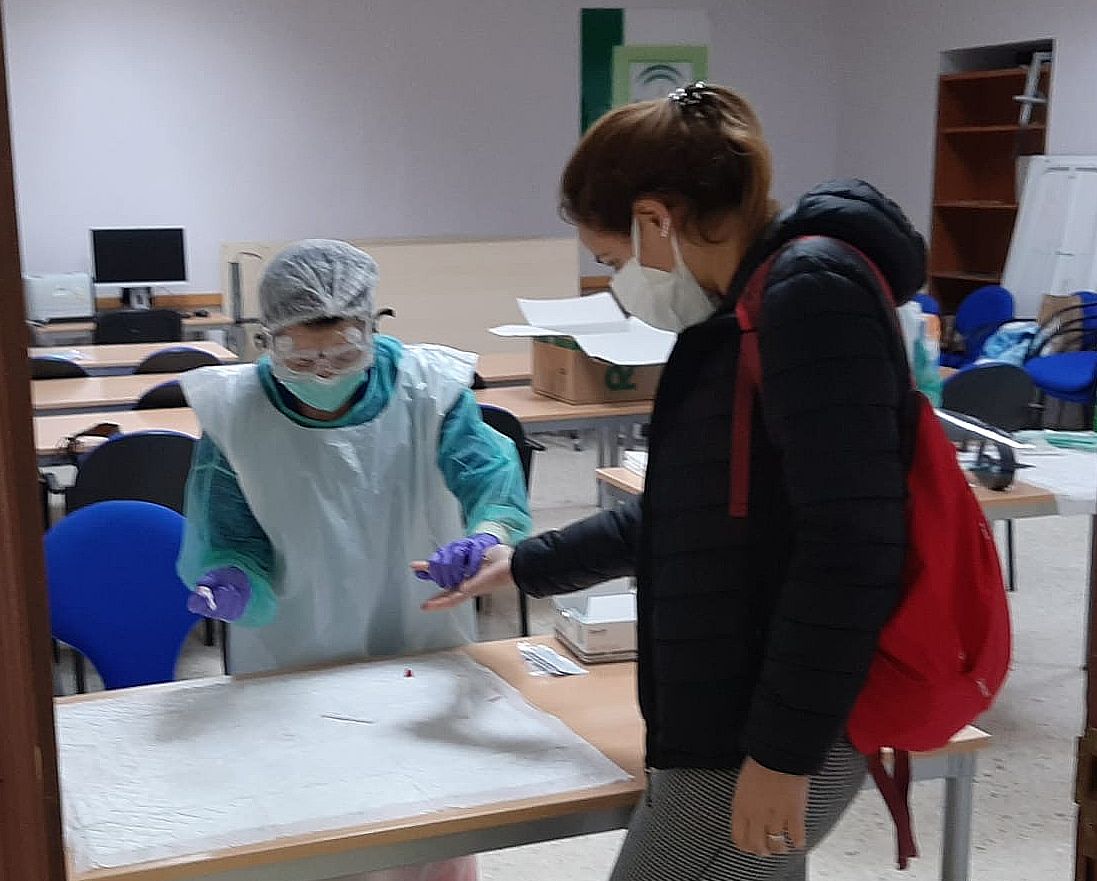 Una trabajadora de asistencia a domicilio realizándose el test para de coronavirus.