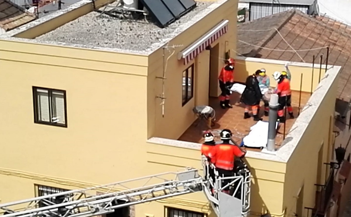 Momento en en el que los bomberos y los sanitarios proceden al rescate de la mujer. Foto Rafael Muñoz.
