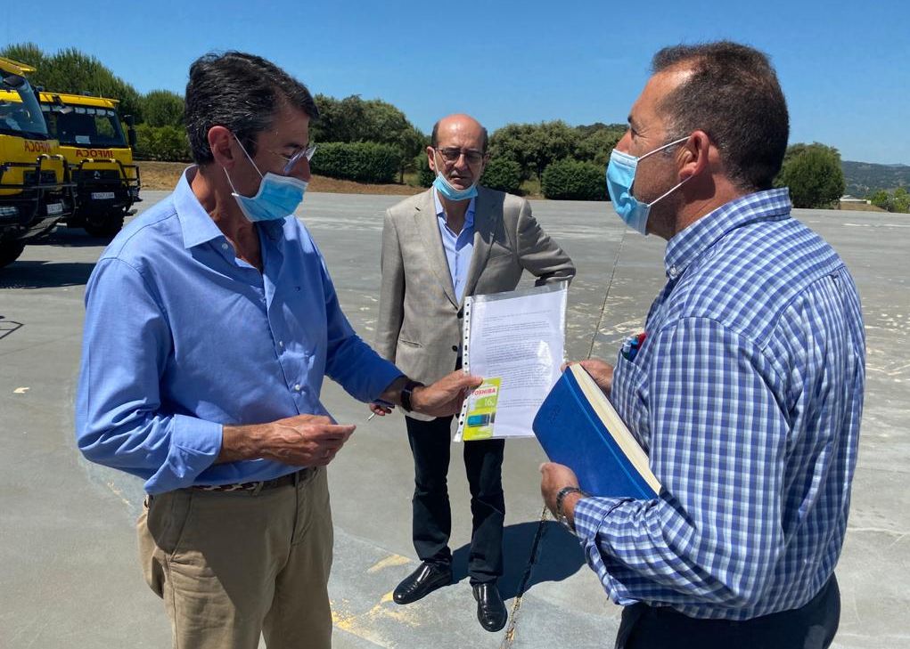 El concejal de Medio Ambiente ha entregado al delegado territorial de la Junta un iinforme,