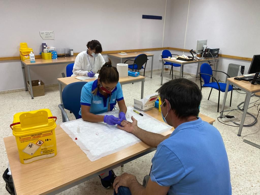 La mitad de la plantilla se ha realizado hoy las pruebas en el Centro de Salud Santa Bárbara.