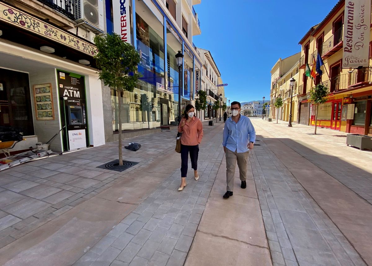 La alcaldesa junto a un concejal ha visitado esta mañana los trabajos en calle Virgen de la Paz.