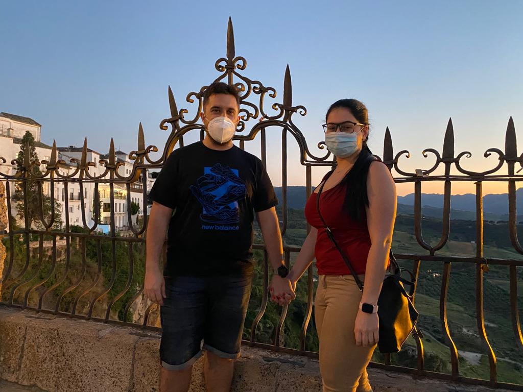 Una pareja en un balcón del Puente Nuevo durante estos días en los que se ha podido salir a pasear.