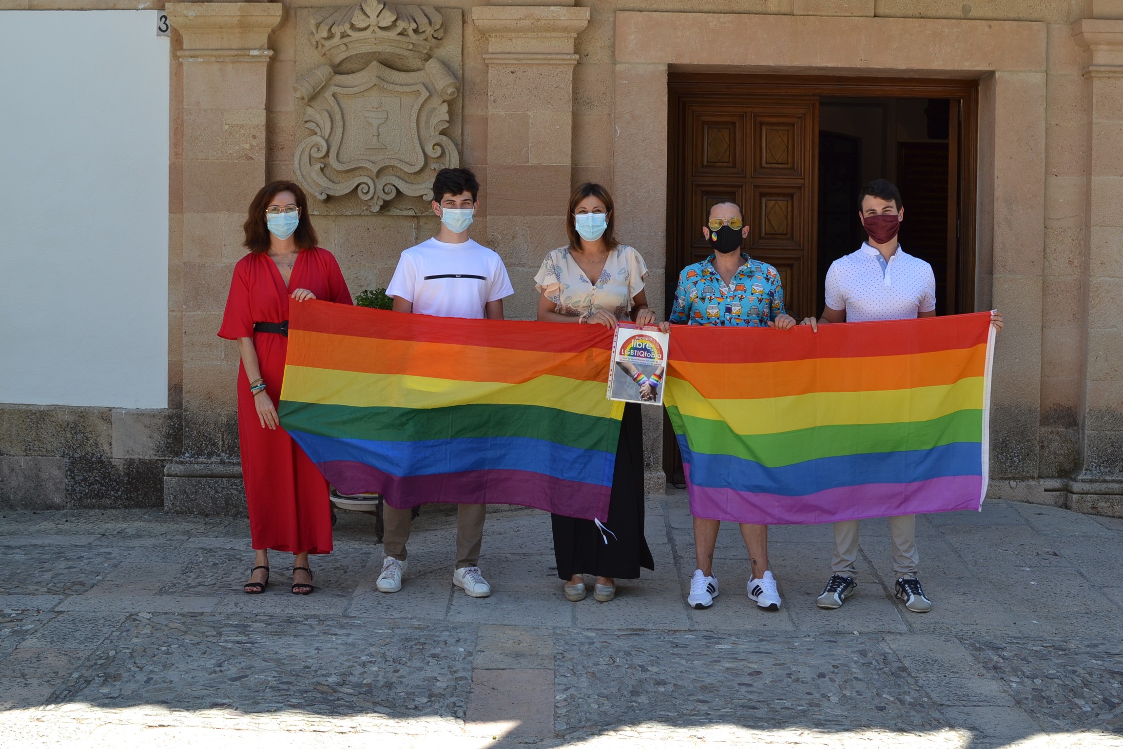 La alcaldesa, la concejal de Bienestar Social y los responsables de los colectivos organizadores.