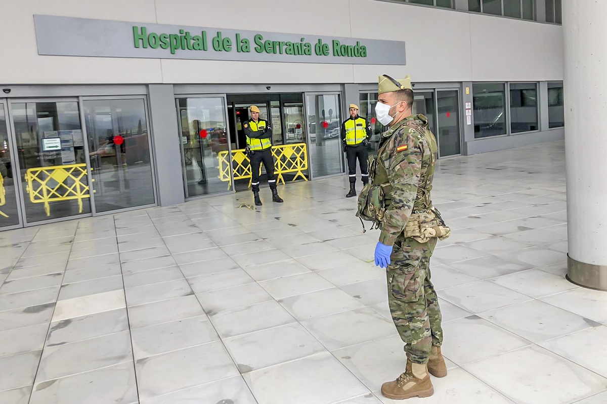 Legionarios rondeños y miembros de la UME han desinfectado en varias ocasiones el Hospital de la Serranía.