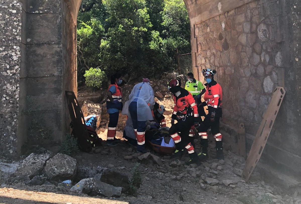 El motorista se precipitó al fondo de un puente de la carretera.