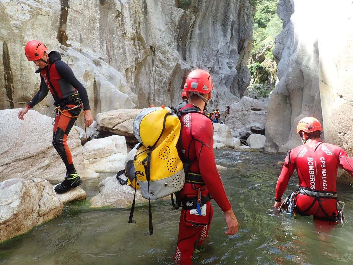 Un equipo de bomberos de Ronda realizó labores de seguridad en el cañón.