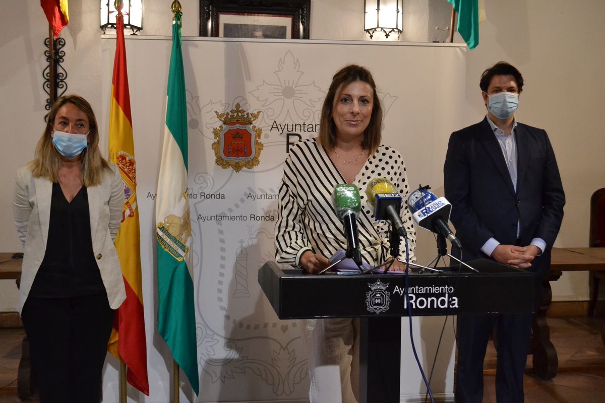 La alcaldesa junto a la concejal y el gerente de Turismo Ronda .