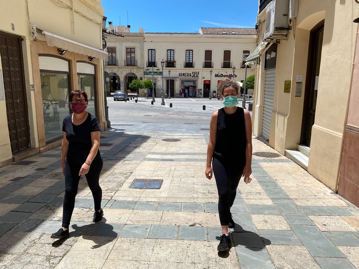 Dos mujeres paseando por el centro de Ronda con las mascarillas puestas.