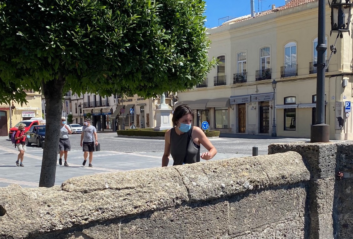 Una de las turistas que están llegando a Ronda se asuma al Tajo desde el Puente Nuevo.