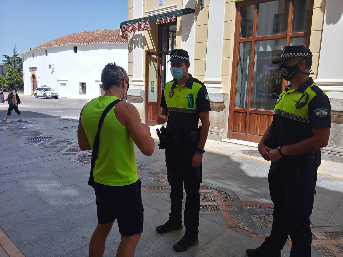 La Policía Local sanciona a veinte personas por no llevar puestas las mascarillas