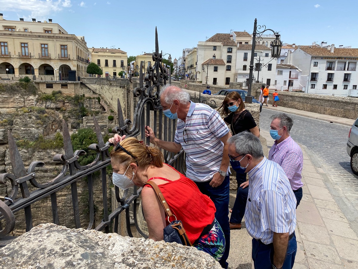 Un grupo de turistas llegados a Ronda observando el Tajo desde el Puente Nuevo.