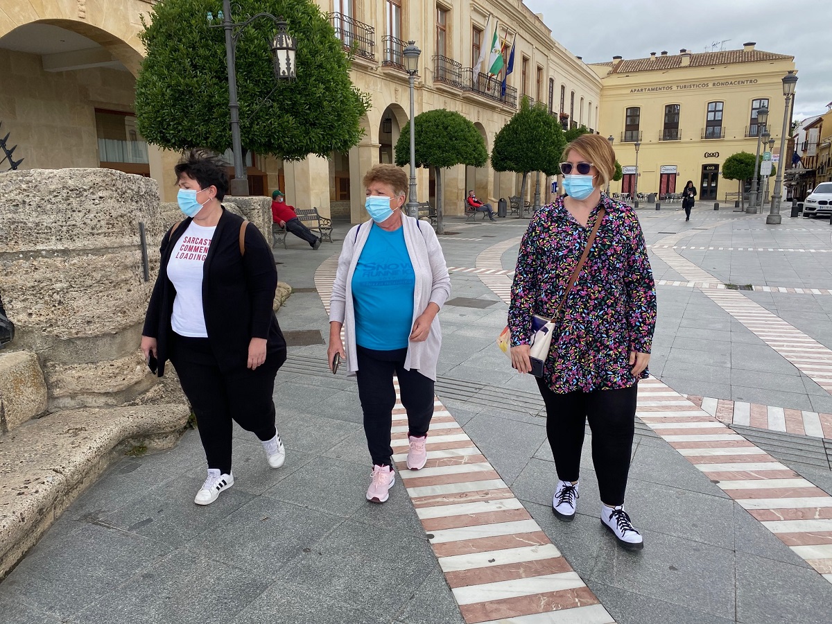 Tres turistas paseando por la plaza de España y Puente Nuevo.