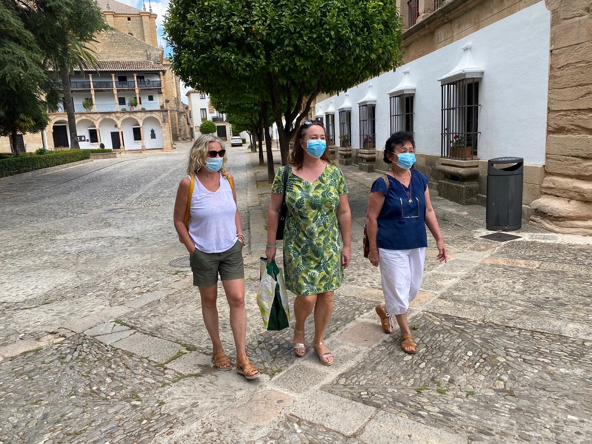 Tres turistas extranjeras llegadas desde la Costa del Sol paseando por las calles de Ronda.