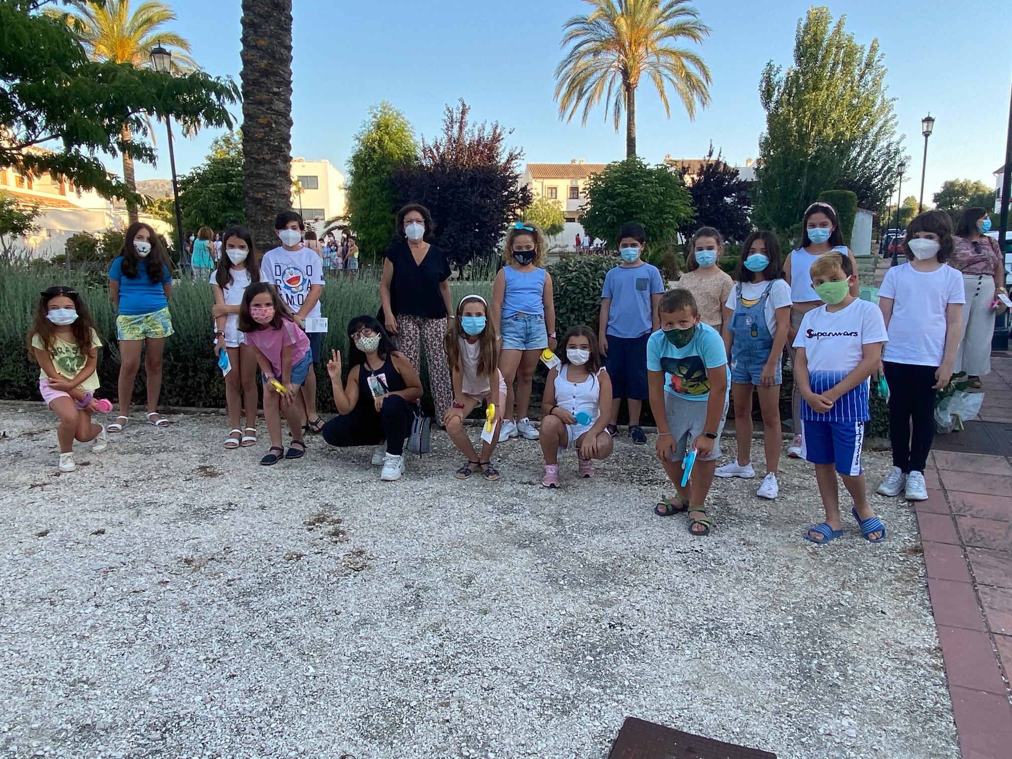 Un fin de curso distinto: alumnos y padres agradecen en una plaza a sus maestros el esfuerzo que han realizado durante el confinamiento