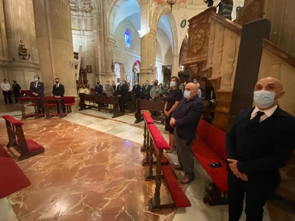 La misa en Santa María la Mayor ha concentrado autoridades civiles y militares.