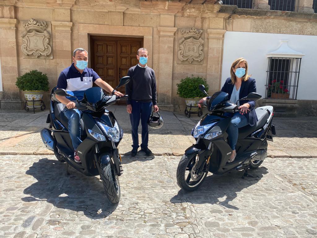 La concejal de Patrimonio y los notificadores junto a las nuevas motocicletas.