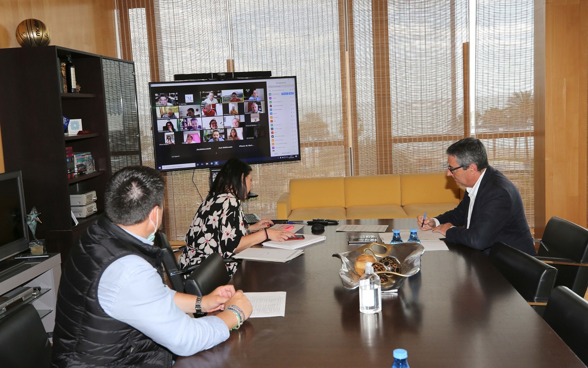 El presidente de la Diputación ha mantenido una teleconferencia con los 103 alcaldes de la provincia.