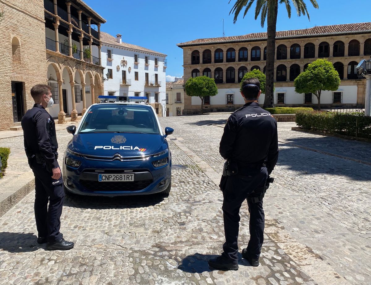 Dos policías nacionales en un control de seguridad en el casco histórico de Ronda.