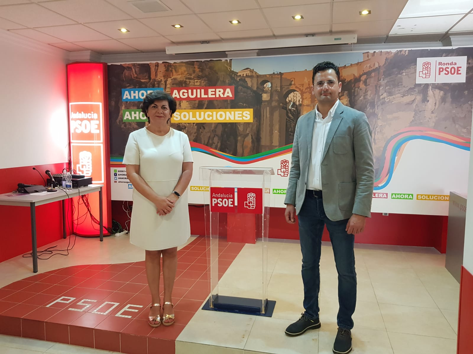 Fuensanta Lima y Rafael Márquez en la rueda de prensa ofrecida en la sede del PSOE de Ronda.