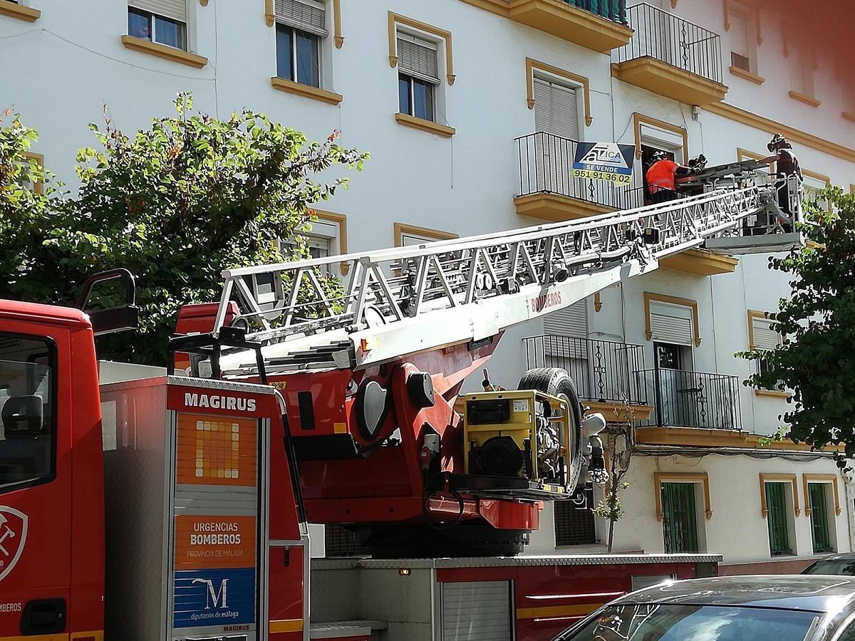 Los bomberos han rescatado a la mujer accidentada con una escala.