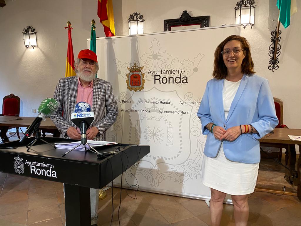 La concejal de Bienestar Sociual junto al presidente de Cruz Roja Ronda.