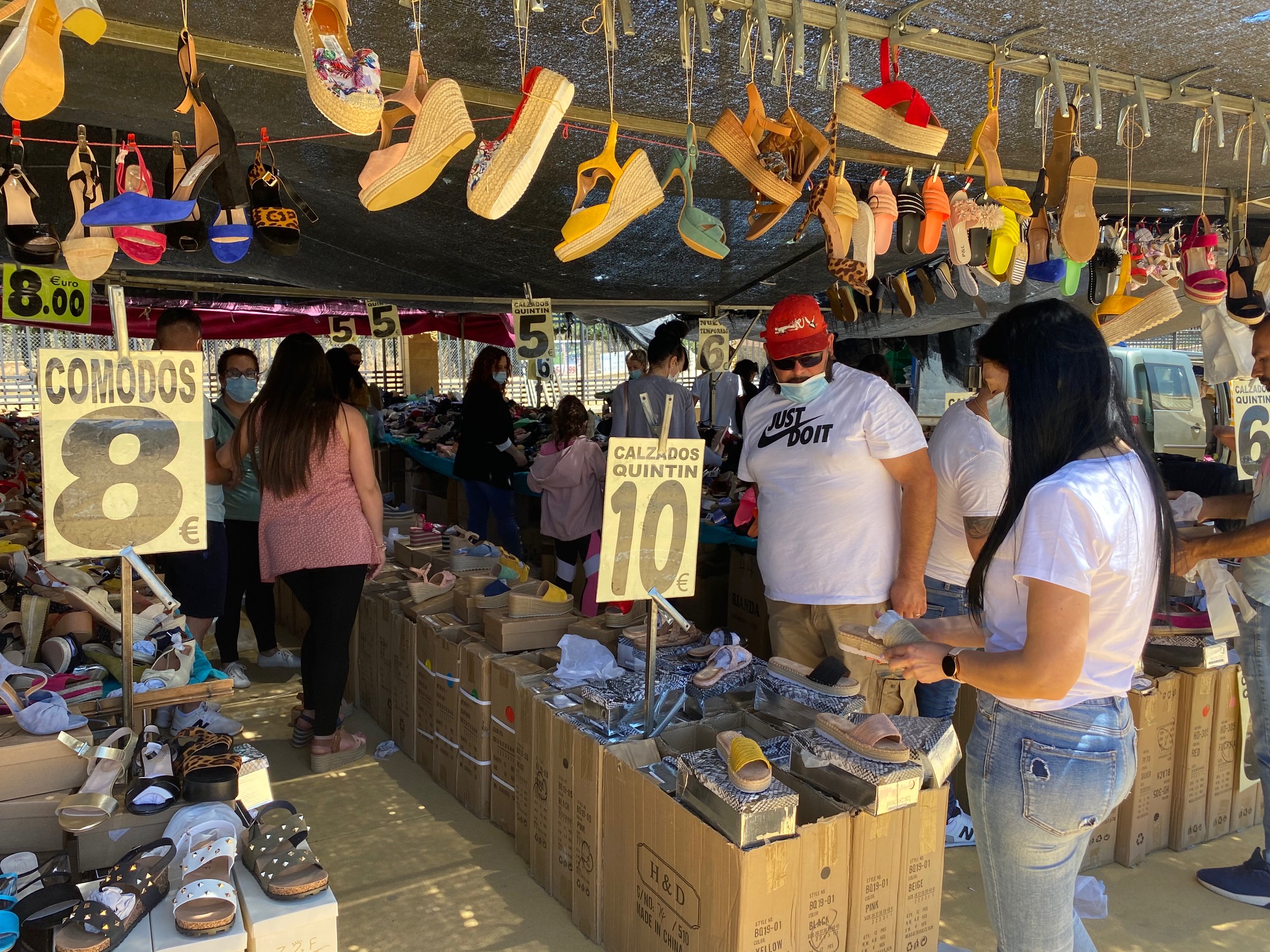 Tanto los comerciantes como los usuarios han acudido provistos de mascarillas.