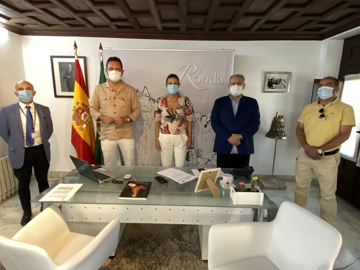 La alcaldesa y el concejal de Salud junto a los responsables sanitarios.