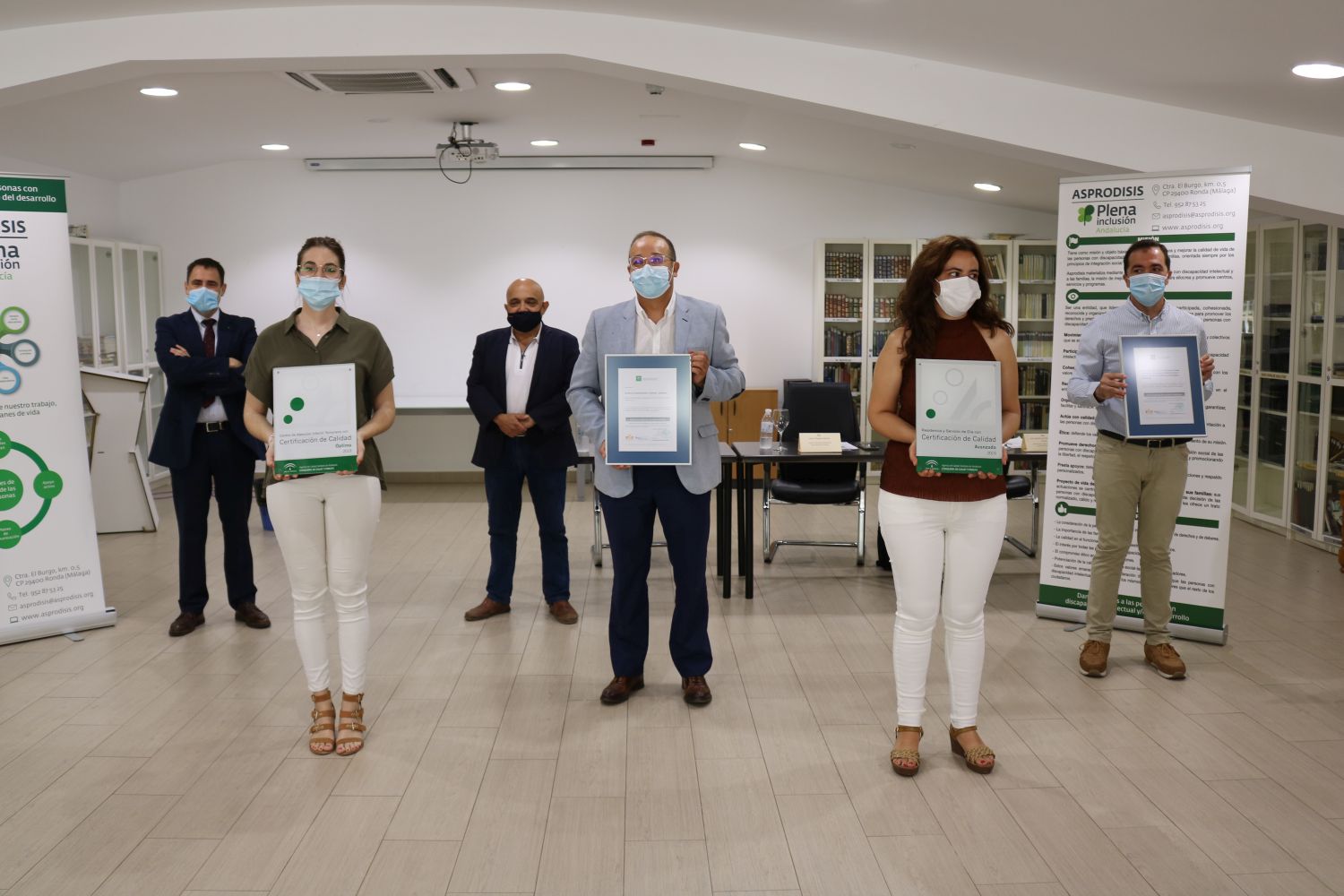 Momento en el que los responsables de esta asociación reciben este certificdo de calidad,