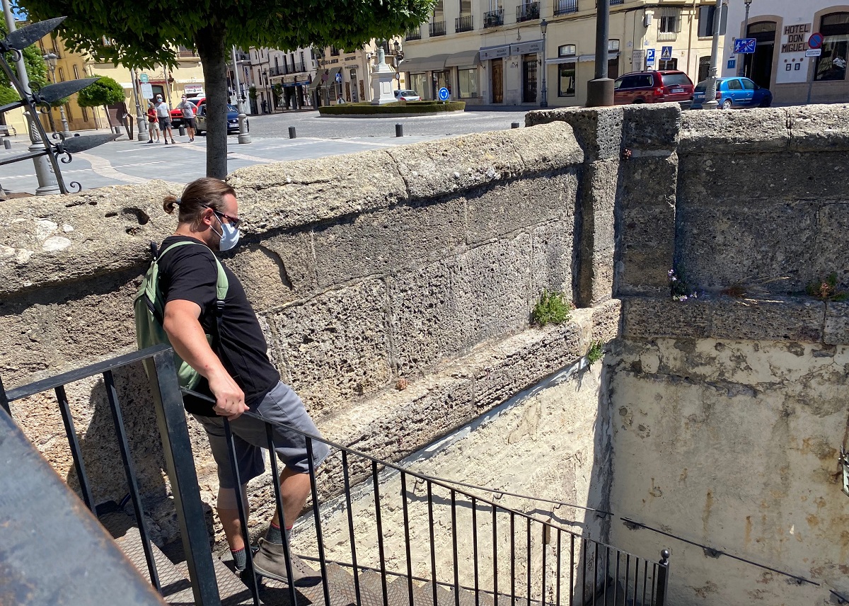 Un turista bajando por las escaleras del Centro de Interpretación del Puente Nuevo.