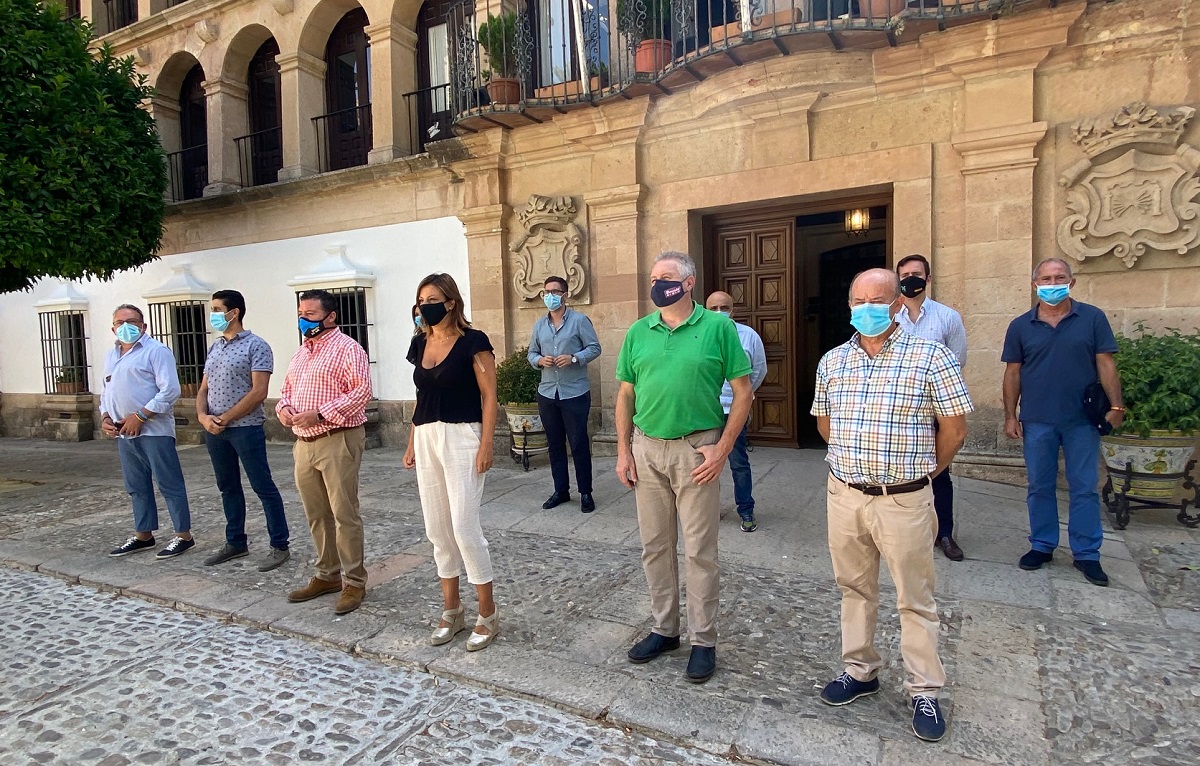 Protesta de los alcaldes del PP hoy en Ronda contra la medida del Gobierno Central.