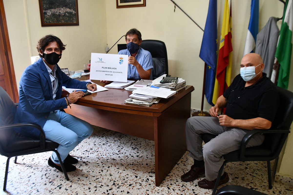 El diputado provincial junto al alcalde y el primer teniente de alcalde de Algatocín.