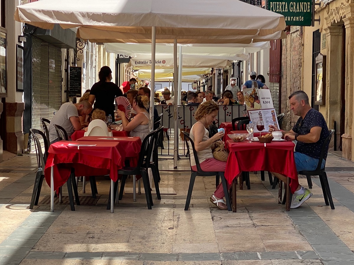 El Ayuntamiento amplía hasta final de año el permiso para que bares y restaurantes aumenten la superficie de sus terrazas