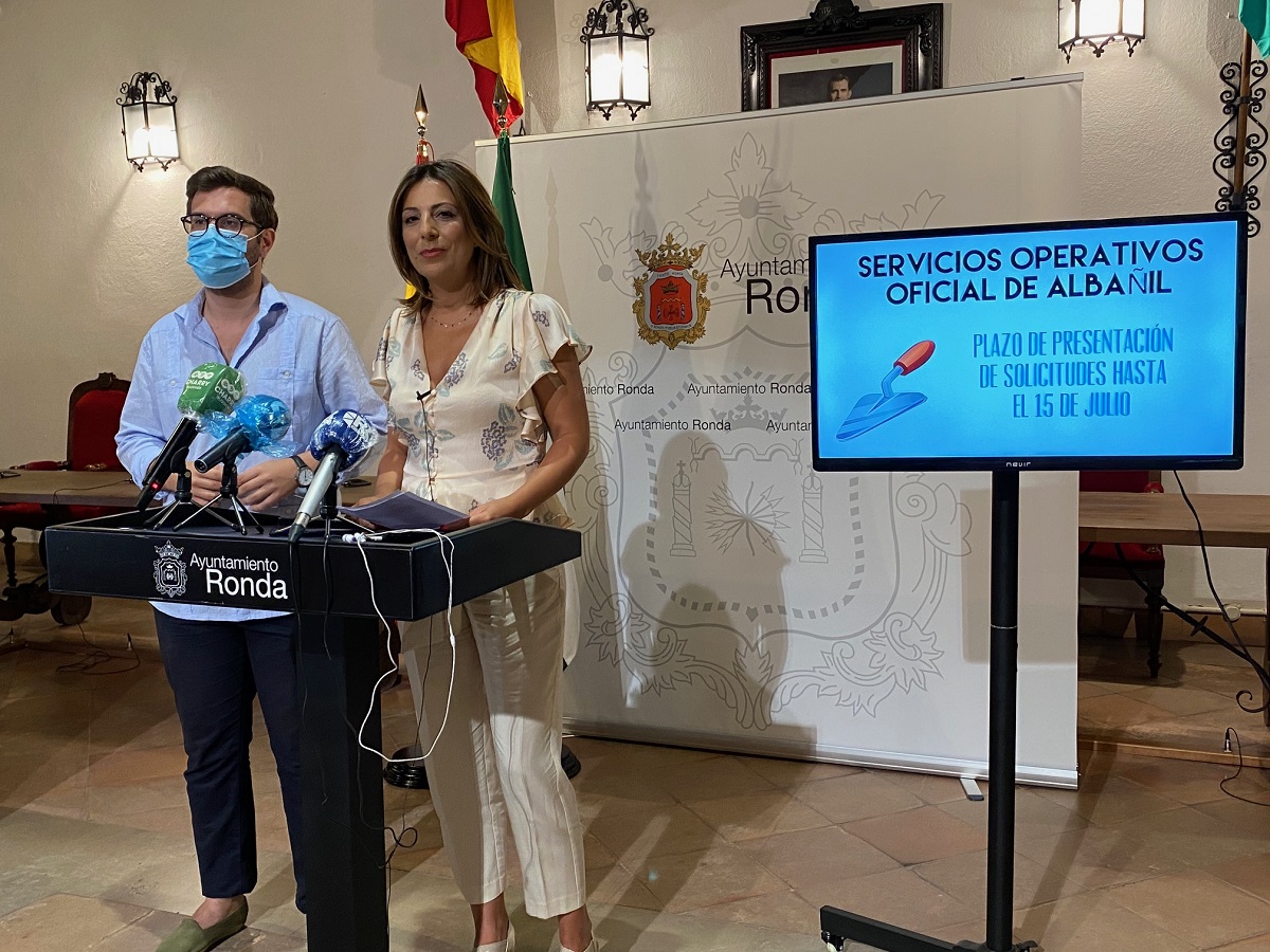 La alcaldesa junto al concejal de Recursos Humanos en la rueda de prensa ofrecida hoy,