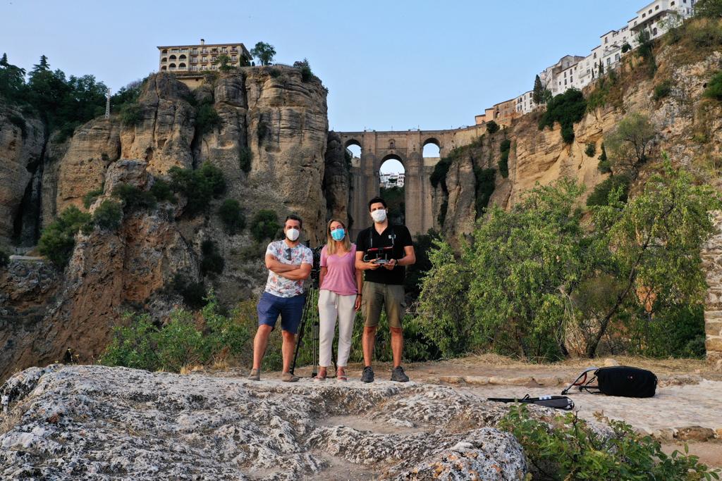 Localizadores de escenarios junto a la concejal de Turismo bajo el Tajo de Ronda.