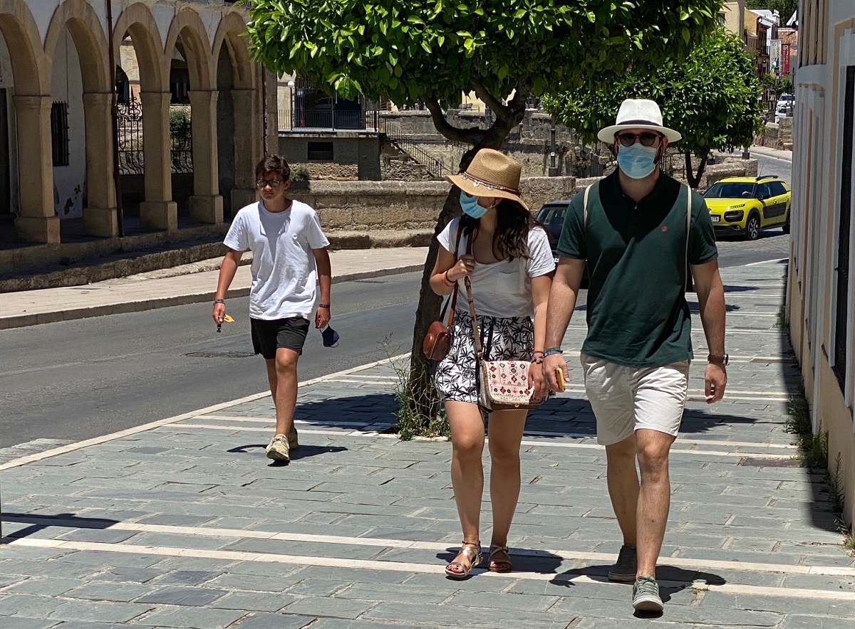 Turistas paseando por el centro de Ronda.