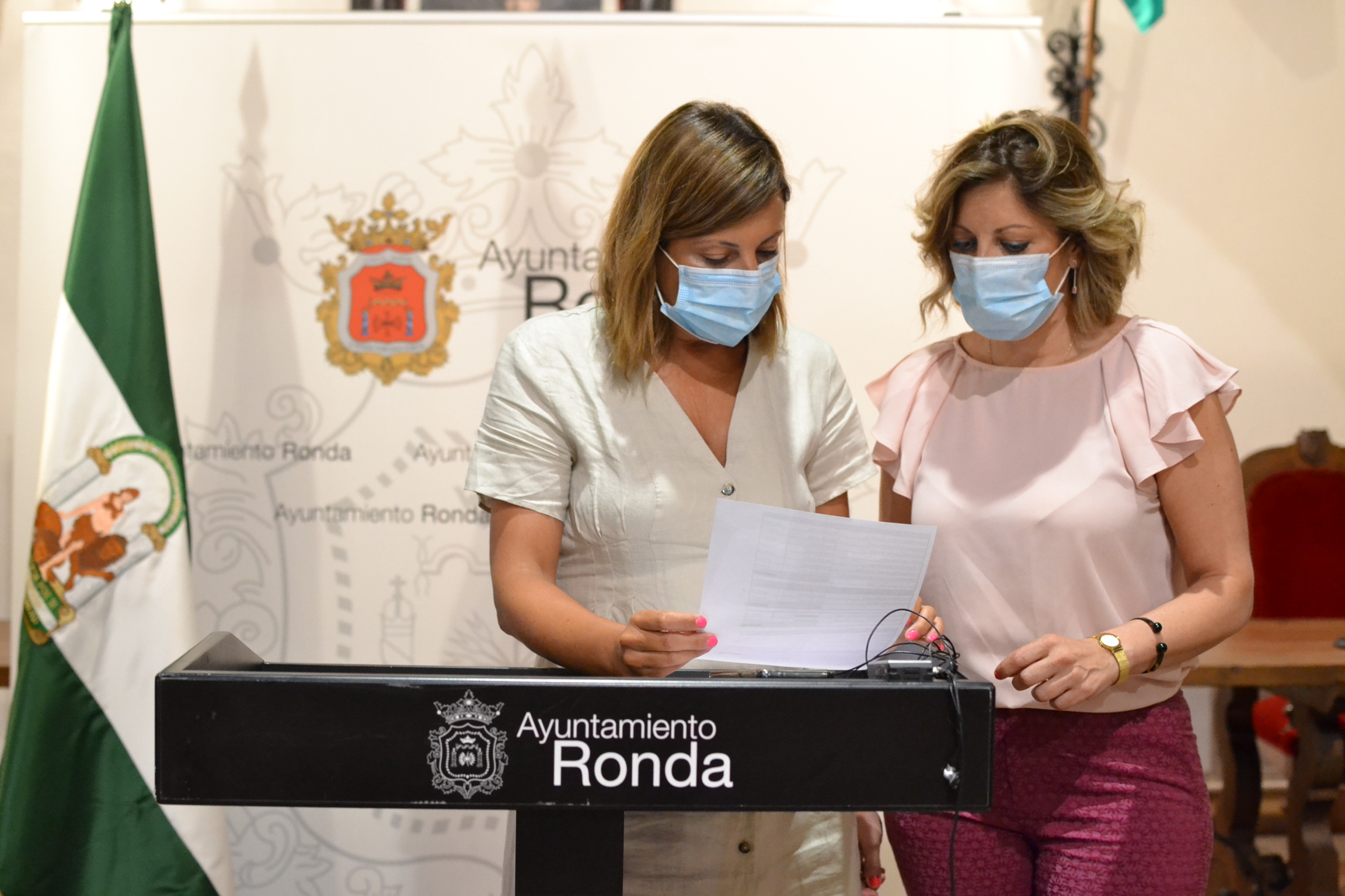 La alcaldesa junto a la concejal de Economía hoy en el Ayuntamiento de Ronda.