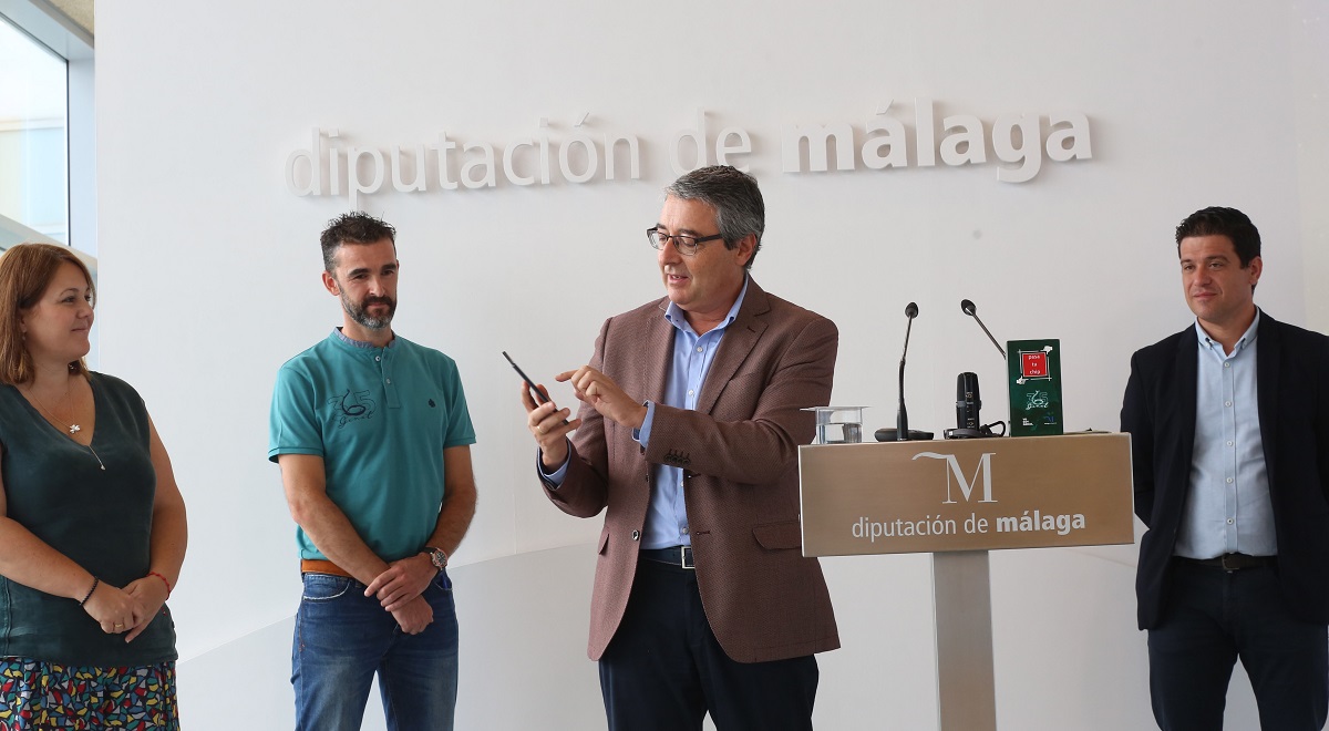 El presidente de la Diputación con los organizadores de la prueba hoy en Málaga.