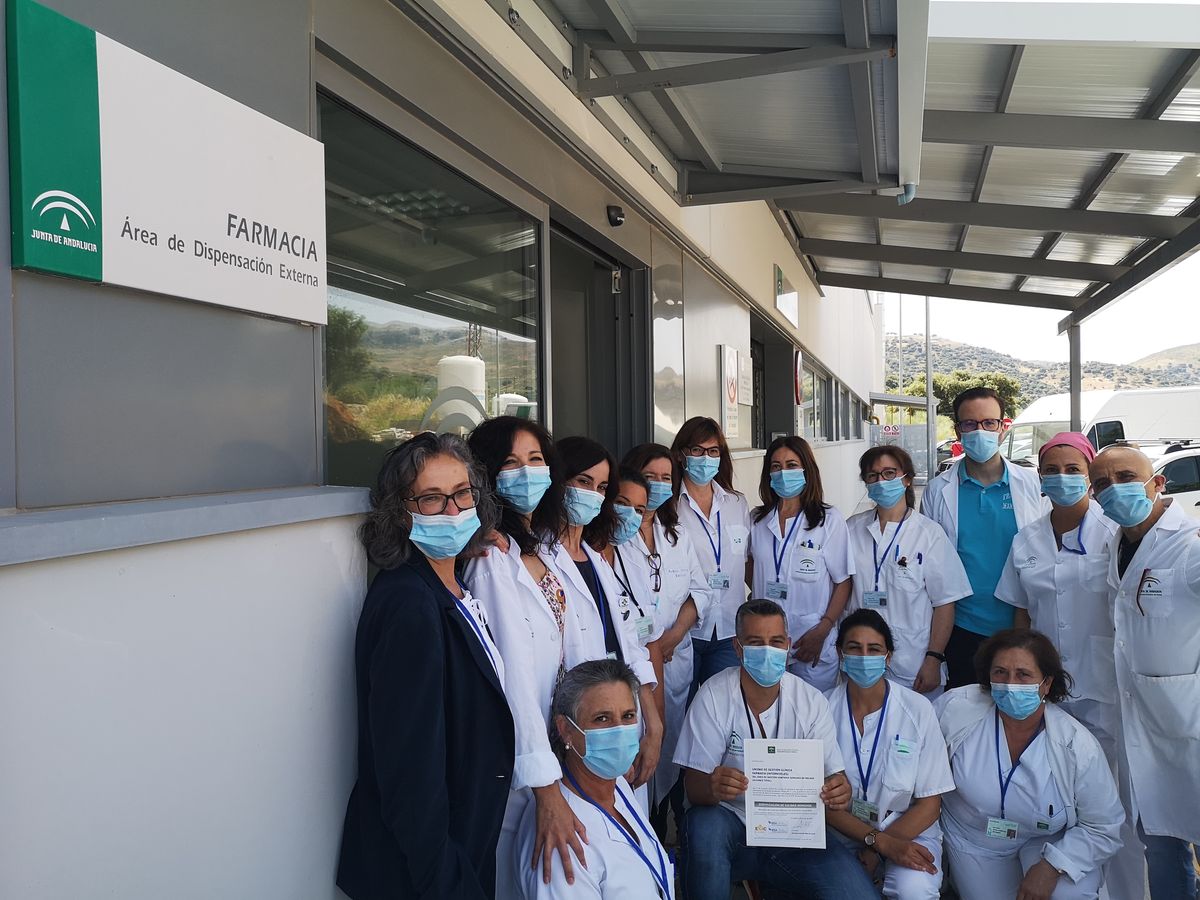 Los profesionales de Farmacia del Hospital junto a responsables del Área Sanitria.